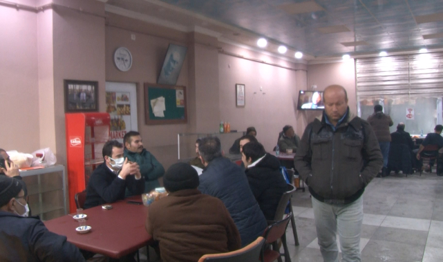 Kar yağışı köy yolunu kapattı İstanbul Havalimanı güzergahında bulunan Dursunköy’de 70 kişi mahsur kaldı kurtarılmayı bekliyor