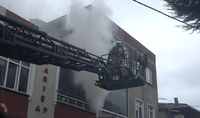 Arnavutköy'de apartmanın çatı katında korkutan yangın