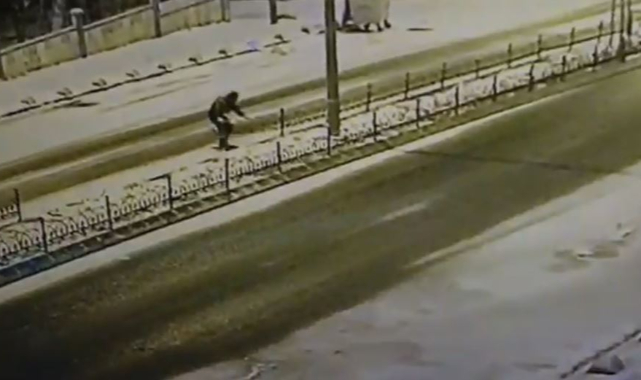 Arnavutköy'de refüjdeki demir çitleri çalan hırsız kamerada