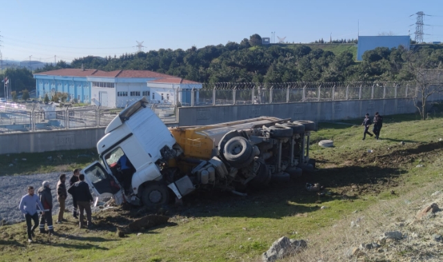 Freni boşalan hafriyat kamyonu, yoldan çıkarak tarlaya uçtu