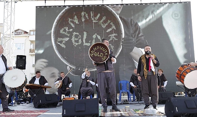 Arnavutköy'de yöresel lezzetler festivalinde 15 bin kişiye çiğköfte dağıtıldı