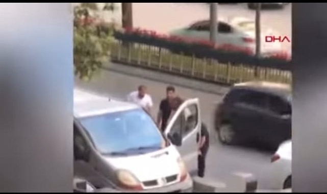sultangazi'de zorla araçtan indirdikleri sürücüyü darbettiler.