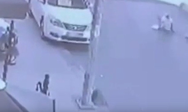Arnavutköy'de Yolun karşısına geçmeye çalışan kadına çarptı, arkasına bile bakmadan böyle kaçtı