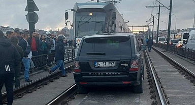 Galata Köprüsü'nde tramvay yoluna giren araç tramvay seferlerini durdurdu