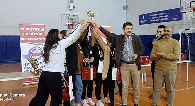 Eğitim Bir Sen Voleybol Turnuvası ile öğretmenler kıyasıya yarıştı 