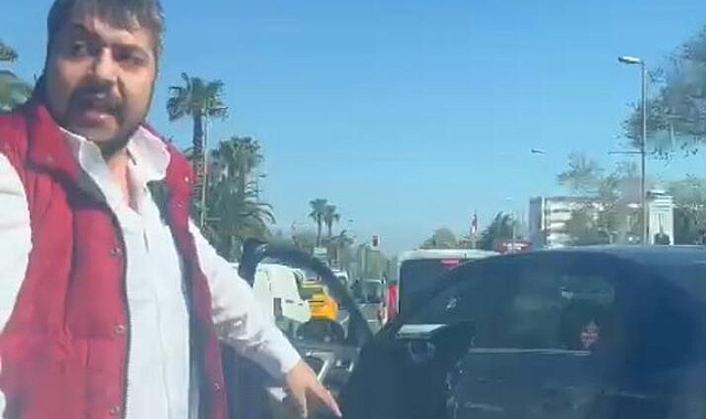 Fatih'te yol verme tartışmasında otomobilin aynası ve camını kırdı