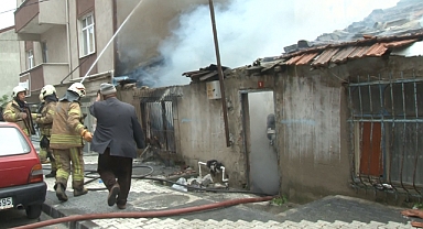 Arnavutköy’de korkutan gecekondu yangını 