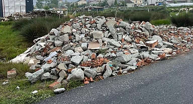Arnavutköy'de yol kenarına döküm yaparken görüntülenen hafriyat kamyonu sürücüsü yakalandı