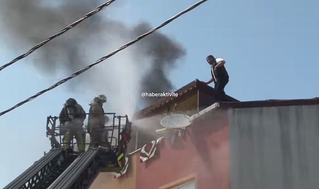 Arnavutköy'de çıkan yangında çatıda olan vatandaş, sigara yakıp itfaiye ekiplerini bekledi