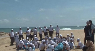 Arnavutköy'de İlkokul Öğrencileri Karaburun Sahili'nde Temizlik Yaptı