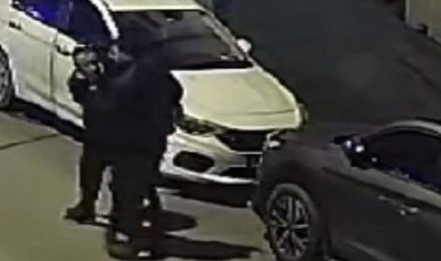 Uyuşturucu madde satıcısı sokak ortasında yaka paça yakalandı, o anlar kamerada