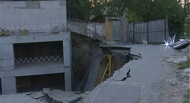 Gaziosmanpaşa'da inşaat kazısı sırasında yol çöktü