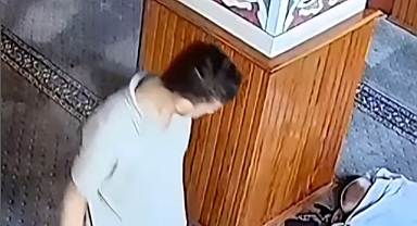 Camide uyuyan vatandaşın telefonu çalındı