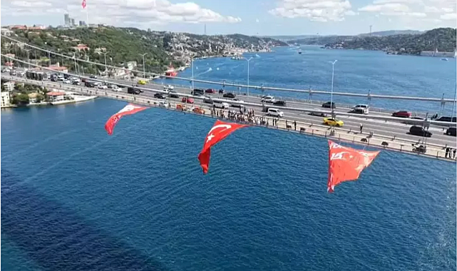 15 Temmuz Şehitler Köprüsü'ne Türk bayrağı asıldı