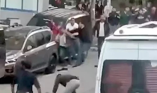 Esenyurt’ta laf atma kavgası: 2 kişi yaralandı