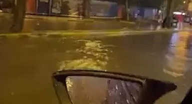 İstanbul'da sağanak sonrası caddeler su içinde kaldı; araçlar ilerlemekte zorluk yaşadı