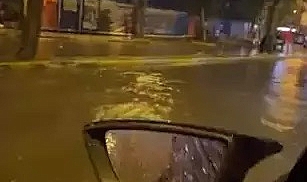İstanbul'da sağanak sonrası caddeler su içinde kaldı; araçlar ilerlemekte zorluk yaşadı
