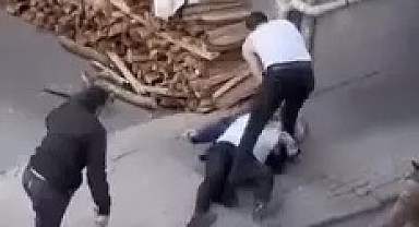 Küçükçemece'de iki grubun odunlu bıçaklı kavgası kamerada: 5 yaralı