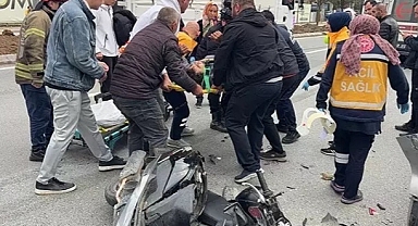 Motosikletteki tartışma feci bitti! Otomobile çarpıp savruldular