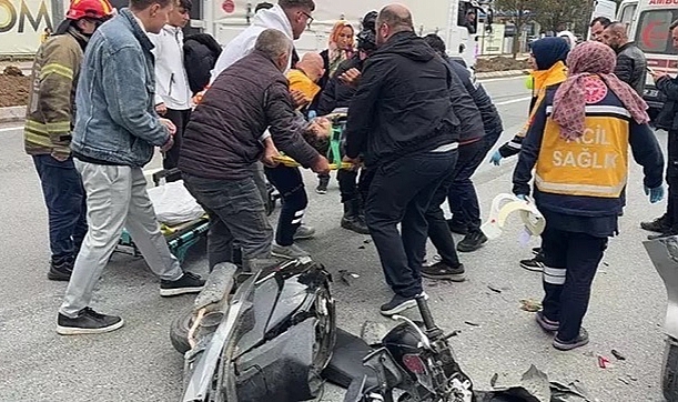 Motosikletteki tartışma feci bitti! Otomobile çarpıp savruldular