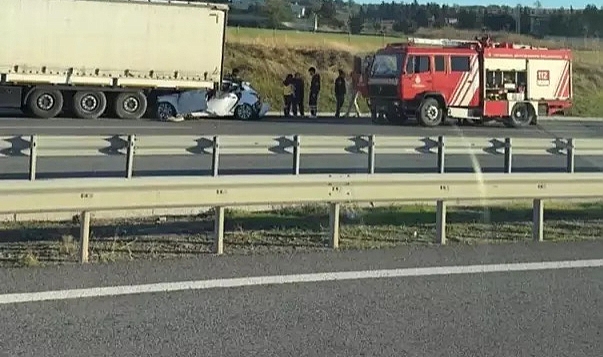 Silivri'de otomobil TIR'ın altına girdi: 1 ölü -1