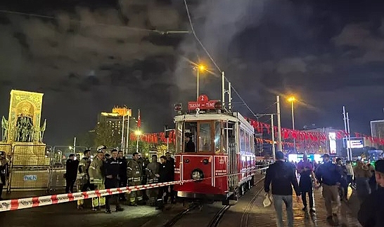 Taksim'de tramvayda çıkan yangın söndürüldü