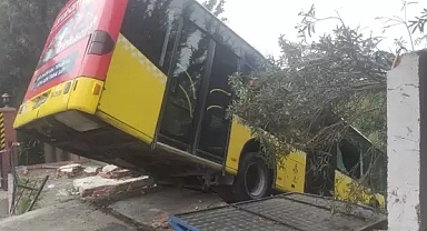 Üsküdar'da İETT otobüsü kaza yaptı