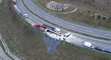 Arnavutköy'de Tır Devrildi, Sürücü Ağır Yaralandı