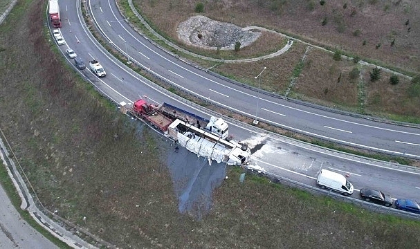 Arnavutköy'de Tır Devrildi, Sürücü Ağır Yaralandı