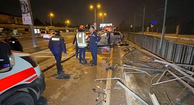 Avcılar’da D-100’de yan yola uçan otomobil, bariyerleri parçalayarak yayalara çarptı: 3 yaralı