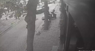 Bakırköy'de sokakta kedi besleyen iş insanını, yolu kapattığını öne sürerek darbetti