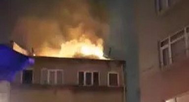 Fatih'te 3 katlı binanın çatısı alev alev yandı