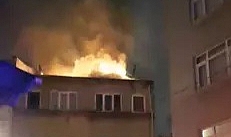 Fatih'te 3 katlı binanın çatısı alev alev yandı