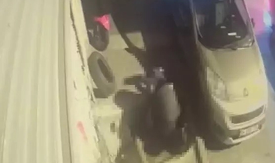 Kağıthane’de küfürleşme cinayeti kamerada: Sırtından bıçaklayıp başını yere vurdu