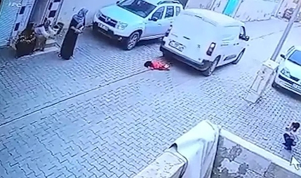 Kargo aracının altında kalan çocuk hayatını kaybetti; kaza kamerada