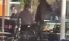 Kağıthane’de restoranda sandalyeli kavga: Masaya atladı kayarak düştü